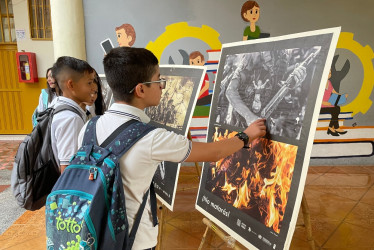 En la Escuela Normal Superior de Aranzazu se exhibieron imágenes que recuerdan el conflicto armado.