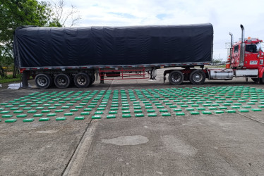 El cargamento, compuesto por 2.000 paquetes cubiertos con marquillas, estaba oculto dentro de un camión y un contenedor. 