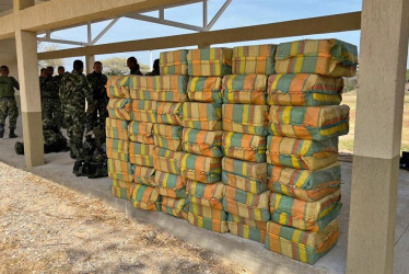 Fotografía cedida por la Policía de Colombia que muestra paquetes de un cargamento de 1.146 kilos de cocaína incautada en Uribia, en La Guajira 