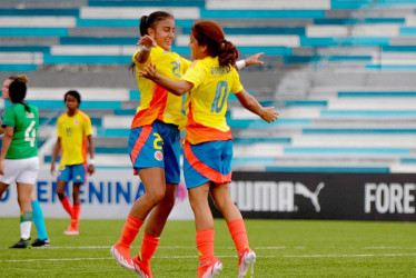 Karla Viancha (i) y Gabriela Rodríguez, autoras de los goles de la Selección Colombia Femenina Sub-20 ante Bolivia. Cada una marcó dos goles.