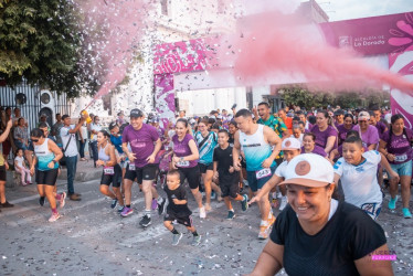 A mitad del mes pasado se corrió en La Dorada la Carrera de la Mujer. El primero en tomar la partida fue el alcalde Fredy Saldaña (centro), quien promete recuperar el deporte en su municipio.