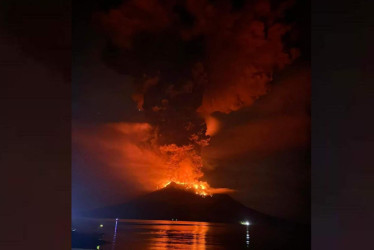 Erupción del volcán Mount Ruang en Indonesia.