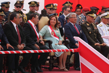 La presidenta del Perú Dina Boluarte (c), asistió el pasado lunes a la ceremonia del 27 aniversario del operativo de rescate Chavín de Huántar, en Lima (Perú).