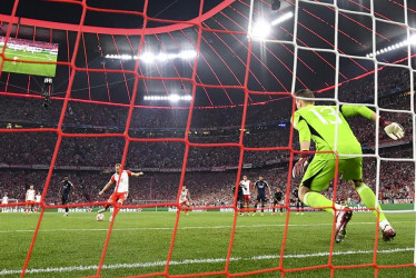 El inglés Harry Kane del Bayern Munich anota el 2-1 contra el portero Andriy Lunin durante la semifinal de la Liga de Campeones de la UEFA, primer partido entre el Bayern y el Real Madrid en Munich, Alemania.