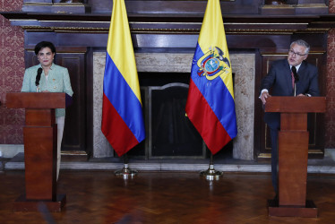 El ministro de Justicia y del Derecho de Colombia, Néstor Osuna (d), y la ministra de Relaciones Exteriores y Movilidad Humana de Ecuador, Gabriela Sommerfeld