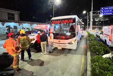 Uno de los dos buses involucrados en la colisión en la Autónoma.
