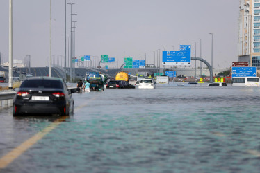 Una autopista de Dubai inundada por las fuertes lluvias. 