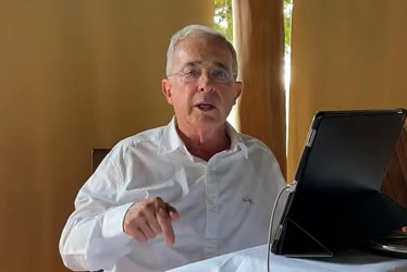 El expresidente Álvaro Uribe realizó una transmisión en la que se refirió a la decisión de la Fiscalía de llamarlo a juicio.