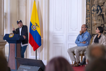 El presidente, Gustavo Petro, este jueves acompañado de Luis Olmedo Martínez, director de Parques Nacionales Naturales; y Susana Muhamad, ministra de Medio Ambiente.