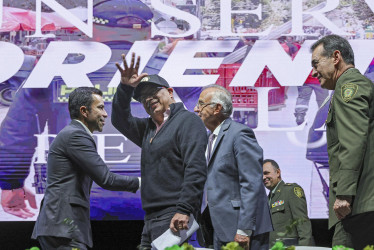 Foto | EFE | LA PATRIA  Petro estuvo acompañado por el ministro de Justicia, Iván Velásquez. 
