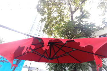 Así está desde hace un mes la sombrilla del parasol en el bulevar de la 48.