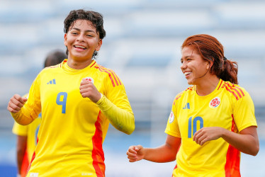 Gabriela Rodríguez (d) celebra con Yésica Muñoz uno de los dos goles que la Selección Colombia le convirtió a Chile.