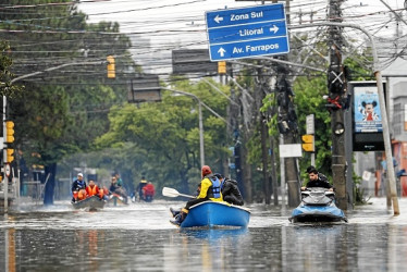 Foto | EFE | LA PATRIA  Rescatistas voluntarios navegan entre las calles inundadas en el barrio Humaita de Porto Alegre.