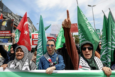Foto | EFE | LA PATRIA  Protestantes a favor de Palestina marcharon ayer hacia la Embajada de Estados Unidos en Estambul (Turqía) en solidaridad con los palestinos.