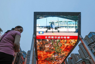 Una pantalla transmite en Pekín las noticias sobre los ejercicios militares de China alrededor de Taiwán.
