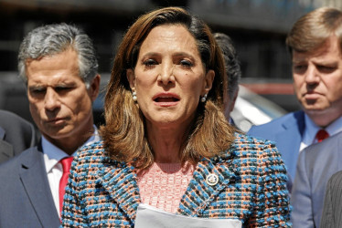 La congresista republicana María Elvira Salazar asegura que Petro se quiere perpetuar en el poder como lo hizo Chávez en Venezuela.