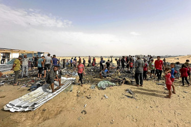 Zona del ataque en los campos de desplazados en Tal al Sultan, en Rafah, cerca de los almacenes de UNRWA.