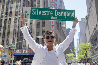 El cantante Silvestre Dangond sostiene la placa de una calle con su nombre 'Silvestre Dangond Way'