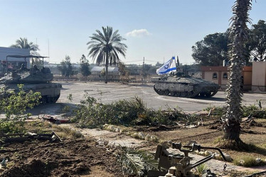 El Ejército de Israel confirmó este martes haber tomado el control del lado gazatí del cruce de Rafah con tanques, tras una noche de bombardeos intensos contra el este de esta localidad sureña fronteriza con Egipto.