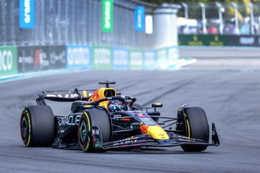 Max Verstappen en su carro en Miami
