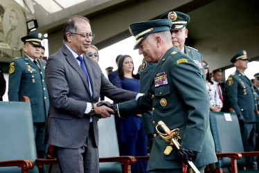 El presidente de Colombia Gustavo Petro (i) estrecha la mano del general Luis Emilio Cardozo (d) quien asumió como nuevo comandante del Ejército colombiano este viernes, en Bogotá (Colombia).