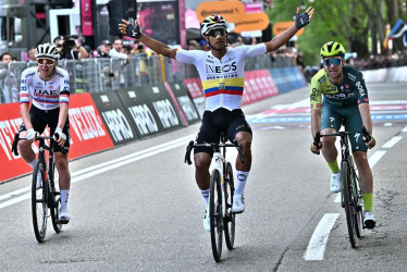 El ecuatoriano Jhonatan Narvaez, del Ineos Grenadiers, celebra tras criar la meta y ganar la primera etapa del Giro de Italia