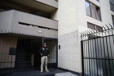 Un policía resguarda el ingreso de la vivienda de Nicanor Boluarte, hermano de la presidenta de Perú, Dina Boluarte, durante el allanamiento que se ejecutó por la Fiscalía este viernes en Lima. 