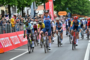 Tim Merlier celebra su triunfo en la tercera etapa del Giro.