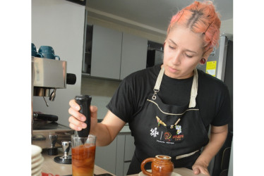 Victoria Gómez, la barista de Almendra Café, prepara el coctel Chinchiná Love.
