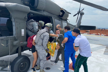 Personal médico de la Fuerza Aérea Colombiana transportó al hombre herido por la mina.