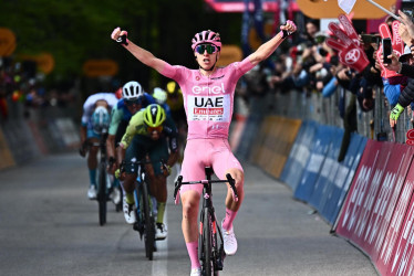 Tadej Pogacar gana la octava etapa del Giro de Italia, su tercera en esta edición. Atrás, llega el cundinamraqués Daniel Felipe Martínez, segundo en la jornada y en la general. 