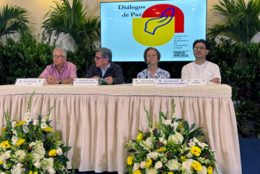 Delegaciones del Gobierno de Colombia (d) y del Eln tras el acuerdo sobre la participación ciudadana en la construcción de los acuerdos de paz.