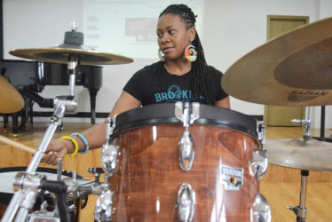 Shirazette Tinnin, baterista de Moods of Her, ayer en el taller en Bellas Artes.