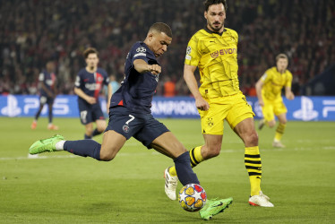 Kylian Mbappe enfrenta a Mats Hummels en el partido de vuelta de las semifinales de la Liga de Campeones entre el PSG y el Borussia Dortmund, en donde quedaron eliminados los parisinos.