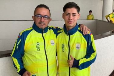 Los caldenses  James López (izquierda), asistente técnico de la Selección Colombia de Microfútbol, y Nicolás Rico, jugador, participan en el Mundial de esta disciplina en Paraguay.