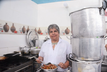 Martha Inés Aguirre, quien atiende en el restaurante Tammy desde hace 15 años, en el Pabellón Central de la Galería de Manizales. Tiene cuatro hijos y es especialista en fríjoles y sancocho con espinazo.
