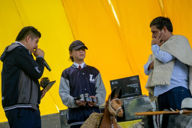 El ministro de las TIC en Murillo (Tolima) acompañado por dos estudiantes