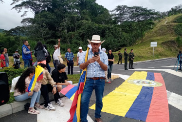 Manifestantes de Chinchiná y de Santa Rosa de Cabal protestan en el sector de La Y de la vereda Guayabal, en la doble calzada que conecta a ambos municipios. Exigen la construcción de un retorno en el sector.