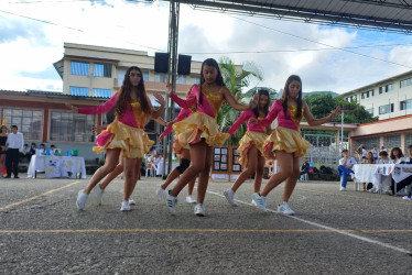 Un grupo de jóvenes interpretó bailes típicos del país. 