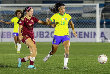Claudia Pérez (i) de Venezuela disputa el balón con Vi Amaral de Brasil este jueves, en un partido de la cuarta fecha de la ronda final del Sudamericano Femenino Sub-20 en el estadio Modelo Alberto Spencer en Guayaquil (Ecuador).