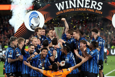 Los jugadores de Atalanta celebran con el trofeo tras ganar el partido de fútbol final de la UEFA Europa League del Atalanta BC contra el Bayer 04 Leverkusen, en Dublín, Irlanda.
