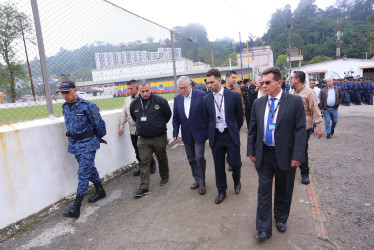 Néstor Osuna (centro), ministro de Justicia, visitó las instalaciones de la cárcel de Manizales.