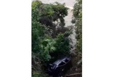 Así quedó el carro a punto de caer al río Cauca.