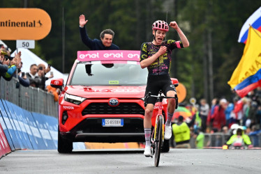 El ciclista alemán Georg Steinhauser de Ef Education - Easypost gana la 17ª etapa del 107º Giro d'Italia 2024, carrera ciclista de 159 km desde Selva Val Gardena hasta Passo Brocon, Italia.