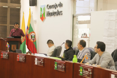 El secretario de Planeación, José Fernando Olarte, habla ante los concejales sobre del Plan de Desarrollo de Manizales 2024 - 2027.