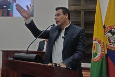 Jorge Eduardo Rojas, alcalde de Manizales, instala el periodo de sesiones extras en el Concejo de la ciudad.