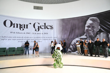 El féretro del cantante Omar Geles reposa en la funeraria de Valledupar para darle el último adiós.