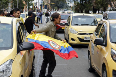 Taxistas protestan este martes frente al Ministerio de Transporte, en Bogotá, por lo que consideran poca acción para controlar plataformas como Uber, DiDi o Cabify.