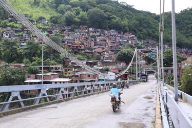 El corregimiento de Arauca es el punto de comunicación entre Manizales y el occidente, aunque el tráfico vehicular disminuyó con la creación de nuevas autopistas.