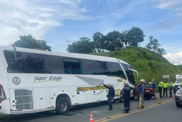 El bus de la empresa Arauca que chocó con un carro particular cerca del túnel de Tesalia este lunes festivo. 
